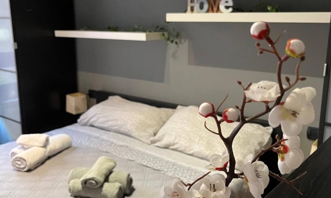 Como Apartment | 10 min from Lake Como, parking, wifi, air conditioning