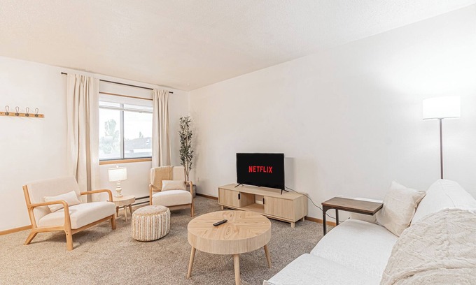 Fargo Apartment | 10 min to Sanford I Smart TV I Queen I Free Prking