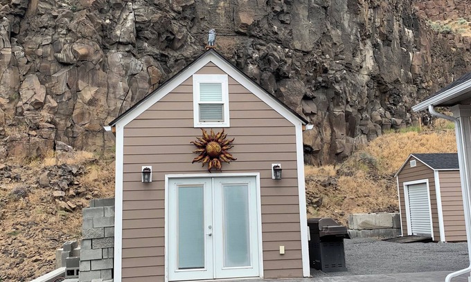 Sunland Estates Apartment | 10 mins from the Gorge Amphitheater, nestled in on the beautiful Columbia River