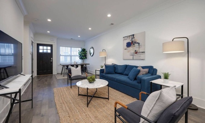 Charlotte Park House | 10 Mins To Broadway - Gorgeous Gated Townhome