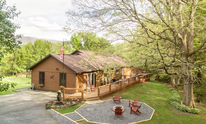 Wears Valley House | 10 minutes to GSMNP - Large fenced yard - Firepit -Hot tub -Swimming pool access
