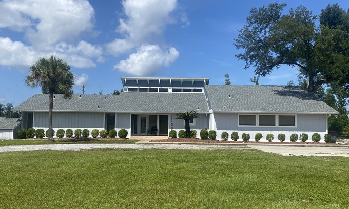 Lynn Haven House | 10% of a weeks stay pet friendly big backyard. Plenty of room for everyone!