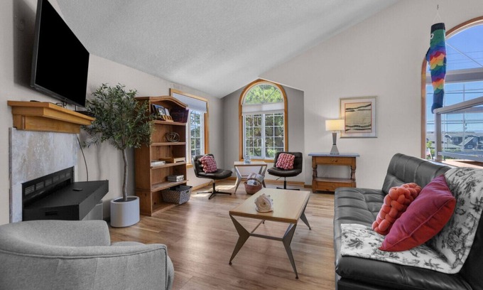 Downtown Cannon Beach Cottage | 10 Pelican View: Coastal Charm | Walk to Beach | Dog-Friendly