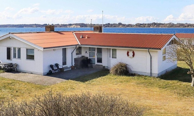 Hvalpsund House | 10 person holiday home in Farsø