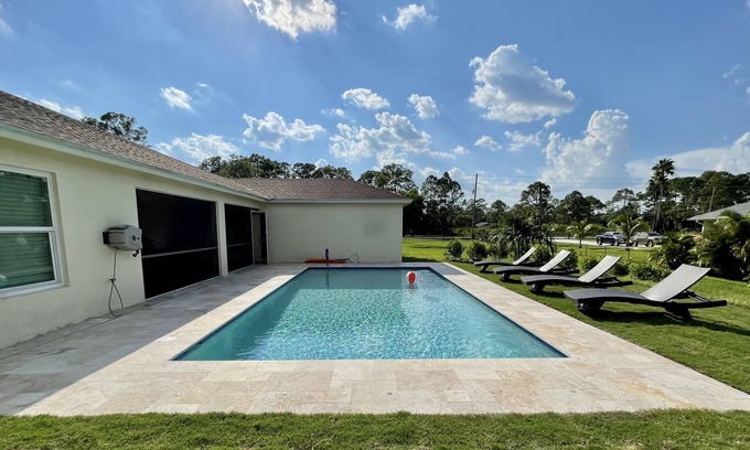 Hunt Club Villa | 10 Sleeps, Brand new 5 bed-3 bath Villa w/new HEATED POOL, BBQ, 5mn Golf Course