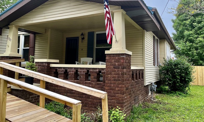 Murphysboro House | 100% Eclipse Experience! Sleeps 7. Pet Friendly! Close to Town Shops!