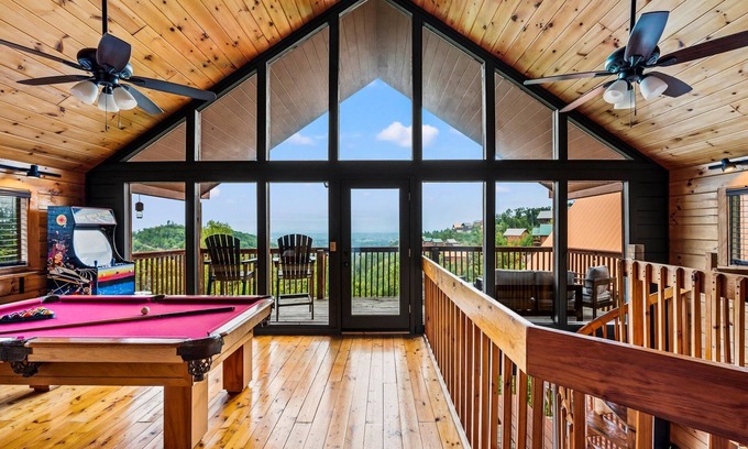Gatlinburg - Pigeon Forge Cabin | 100-Mile Views! Near Dollywood! Pool & Hot Tub! King Beds & Arcade!