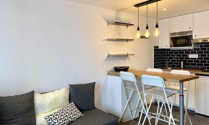 Tignes Apartment | 100m from resort center, 1st floor, balcony, tv, ski locker, 22m², Tignes