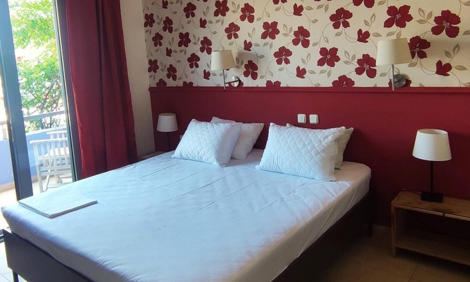 Kamena Vourla House | 102 | Okeania Triple Room Ground Floor