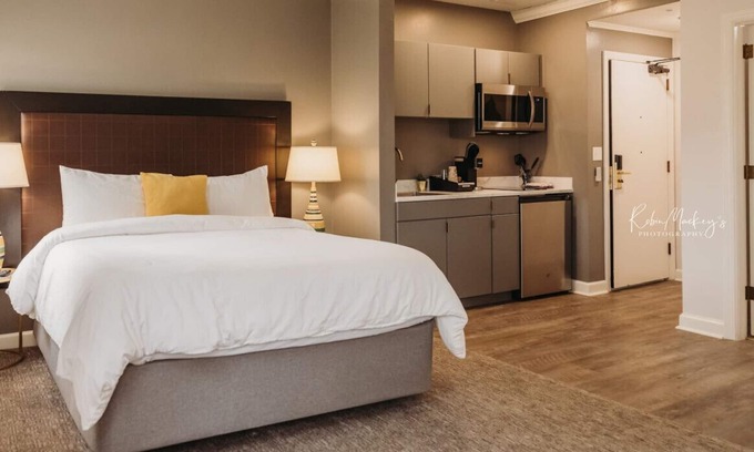 Bartlesville Apartment | 106 · Vintage Ambience #106 - Hotel Phillips