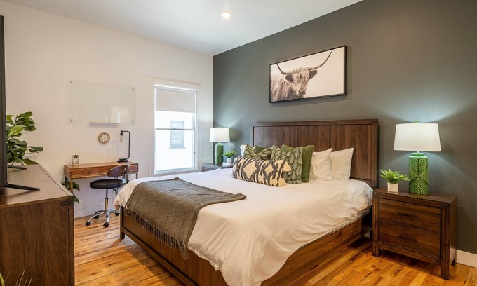Santa Ana Apartment | ⁂10min-Airport⁂65"Smart Tv⁂W/D⁂Self Check-In⁂AC⁂DTSA⁂