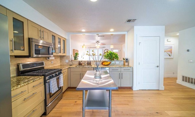 Central East Austin House | 10th street · Hip East Austin Bungalow!