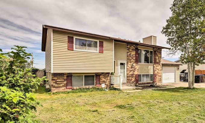 Magna House | 11 Mi to Great Salt Lake: Magna Getaway!