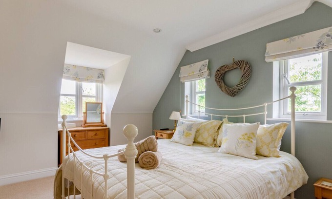 Holt House | 11 Oaklands Crescent