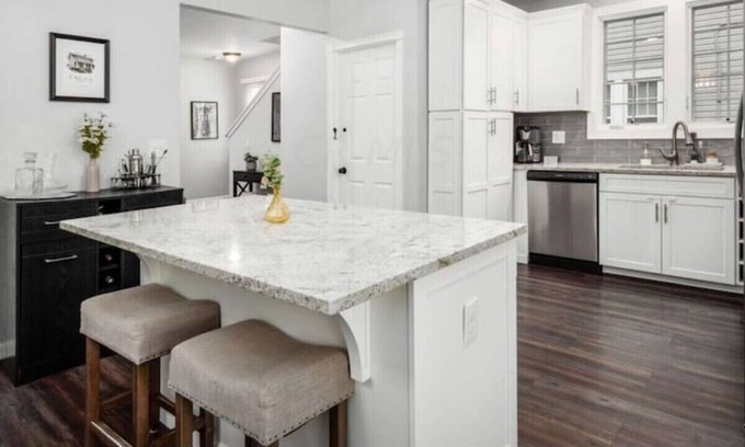 Livingston Park House | 113) Cozy home + fenced in yard!