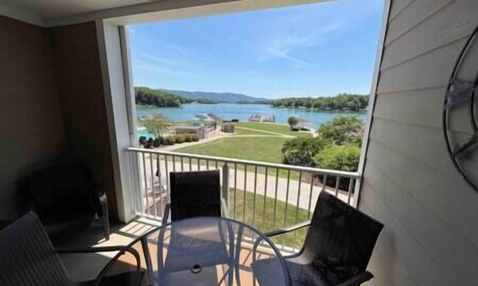 Smith Mountain Lake Apartment | #118 Pointe - 1 Bedroom Lakefront Condo at Mariners SML