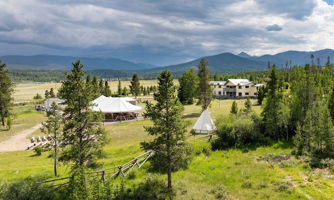 Granby House | 11BR Lodge. Rustic space for weddings & retreats! GoCasaVista.