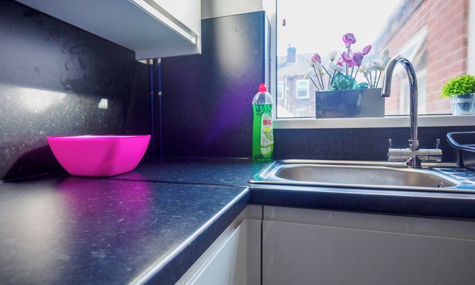 Stoke-on-Trent Apartment | 12 Cornwallis Lodge Family Room 1