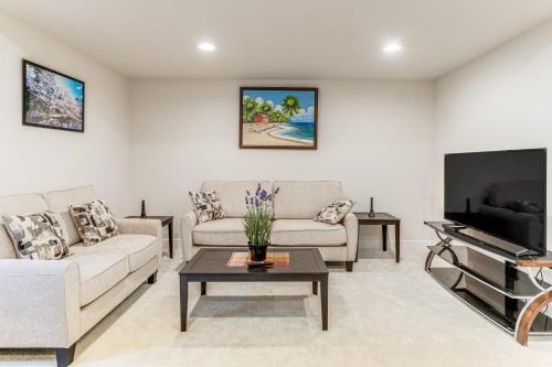 Aurora Apartment | 12 Mi to Hospitals Modern Apartment in Aurora!