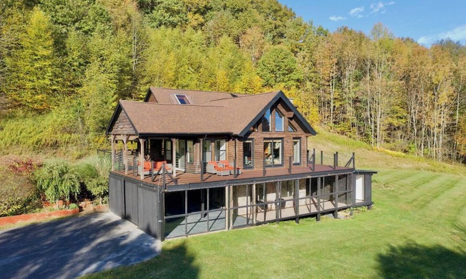 Oneonta Cabin | 12 miles to All Star Village, 18 miles to Dreams Park. Only 1 hour from Windham, Platekill and Hunter ski mountains and 1.5 hours from Woodstock.