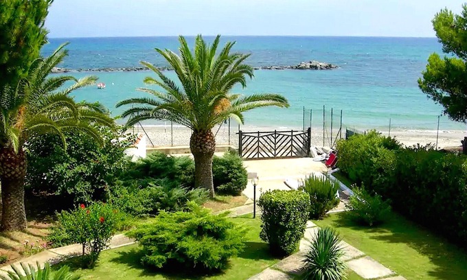 Sarroch Apartment | 12 STEPS TO THE BEACH: Villa Porto Columbu