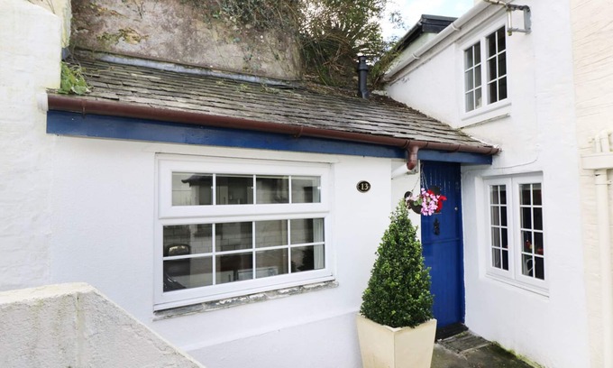 Lostwithiel Cottage | 13 CASTLE HILL, pet friendly, with open fire in Lostwithiel