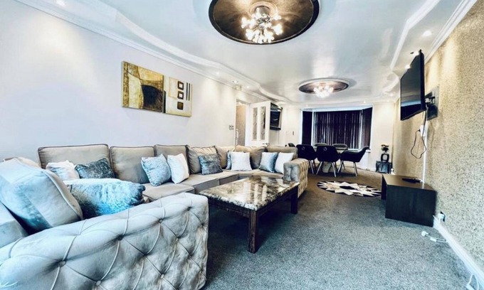 Prestwich House | 13 Guests - Free Parking - Manchester House