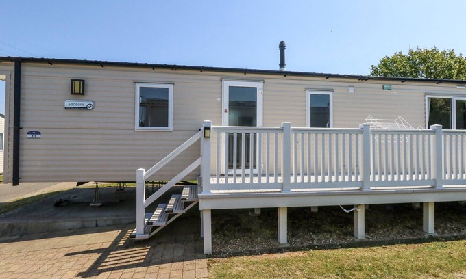 Hamworthy Cottage | 13 SUNSET TERRACE ROCKLEY PARK, family friendly in Poole