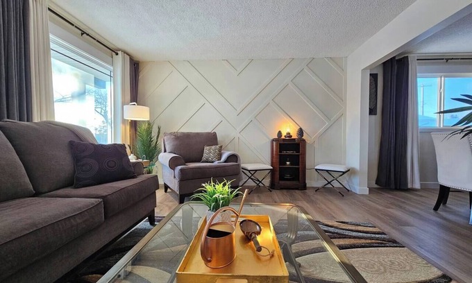 Northeast Edmonton House | 137 Heritage Home - 5 Bedroom for the whole family