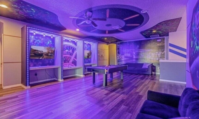 Loughman House | 14 Bed Themed Rooms Everywhere Spacious Pool Home Great Location