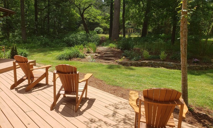 Mebane House | 14 miles to UNC, 20 miles to Elon, 26 to Duke, 3 miles to Saxapahaw. Hot tub.