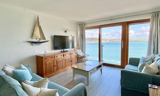 Treator Apartment | 14 The Old Boatyard -with parking and Incredible Estuary Views