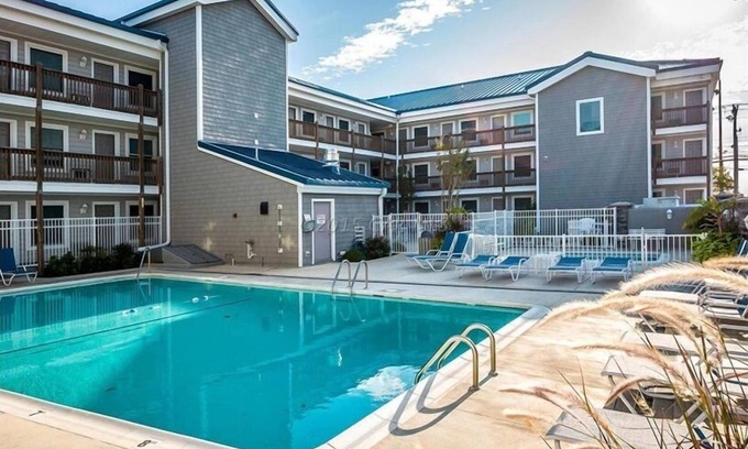 Caine Woods Condo | 140th St Beach Condo w/2 Pools & Free Wifi.1.5 blocks from the Sand/Surf