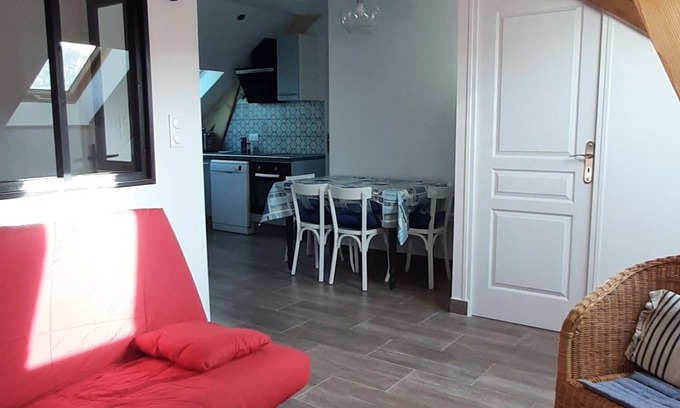Ploneour-Lanvern Apartment | 14T cosy apartment with garden in former schoolchildren's playground 10 mins from beaches