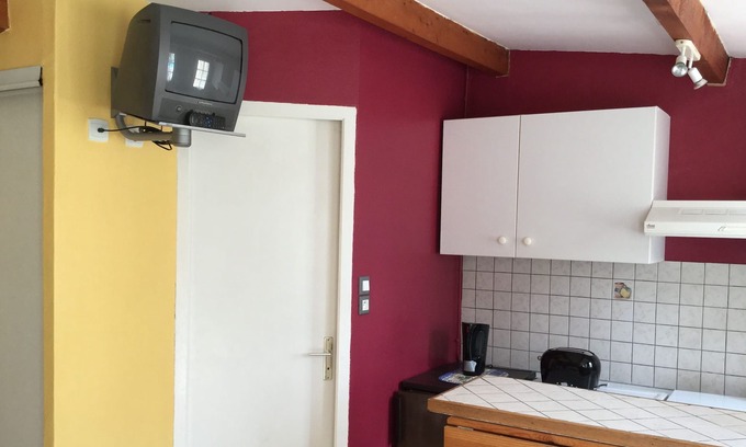 Sorgues Apartment | 15 km from Avignon nice studio fully equipped private parking private terrace very quiet