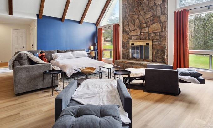 Cliftondale House | 15 min. from Airport with 3 king beds Game room