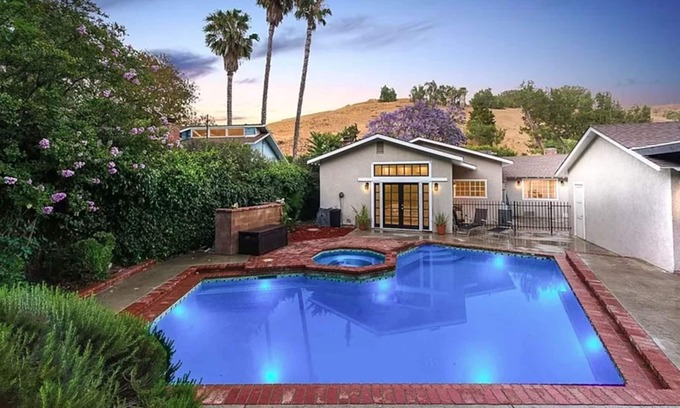 Shadow Hills House | 15 min to Hollywood Burbank Airport and for extended stays! Large home w/pool.