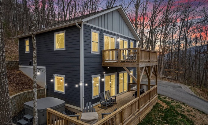 Swannanoa House | 15 Mins to AVL|HotTub|Views|Fire Pit|BBQ