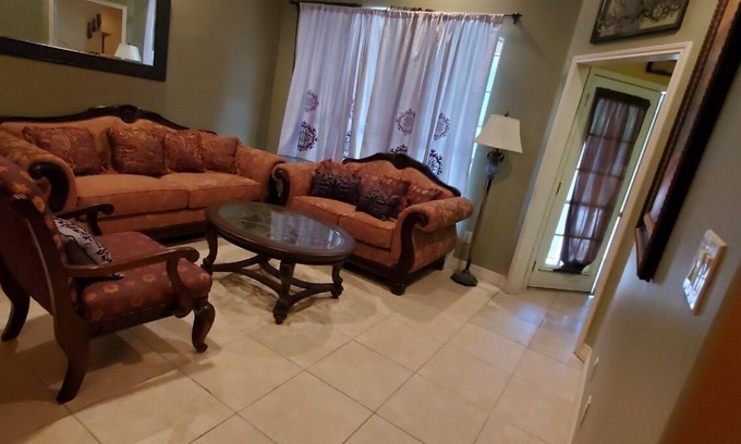La Joya House | 15 minutes to downtow convention center walking distance to walmart