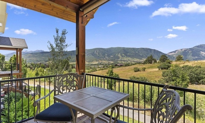 Wolf Creek House | 15 minutes to Powder Mountain Sleeps 13!