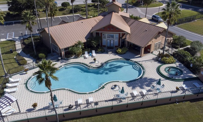Kissimmee Condo | 15 minutes to the theme park! Family-sized condo see it for your self