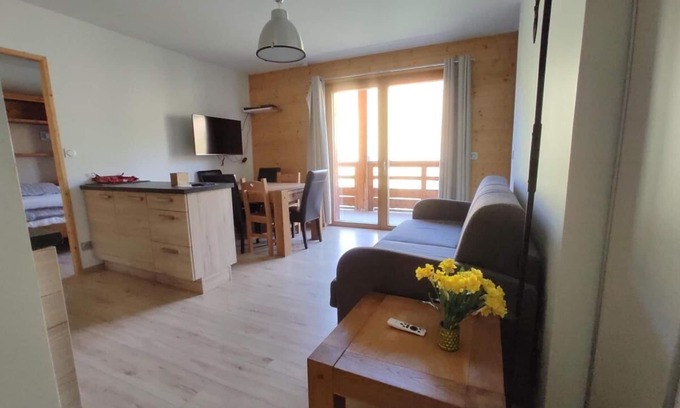 Les Claux Apartment | 150m from ski slopes, 1st floor, swimming pool, balcony, parking, tv, ski locker, 50m², Vars