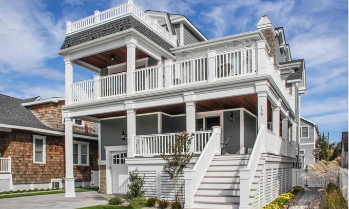 Avalon House | 159 26th Street - Spacious home in the heart of Avalon, two blocks to beach.