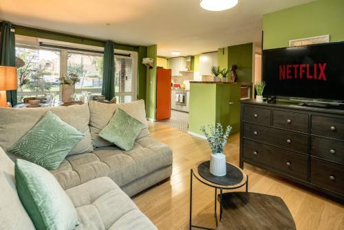 Chaucer Apartment | 15PercentOff November Offers- Cosy Home in London Bridge w Parking, Games & Netflix-Mobile&Genius Offers!