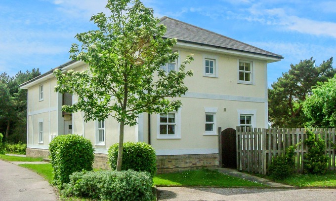 Aldeburgh Cottage | 17 Britten Close - sleeps 2 guests in 1 bedroom