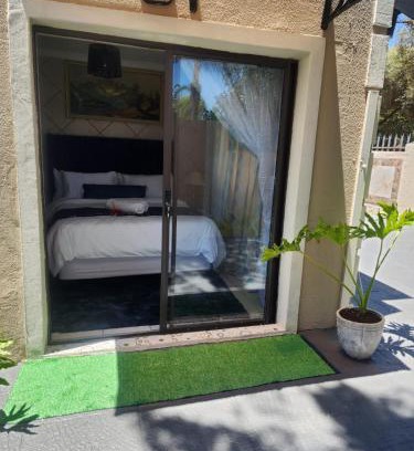 Rooihuiskraal House | 17 Byvanger Luxury Home Deluxe Queen Suite Room 1