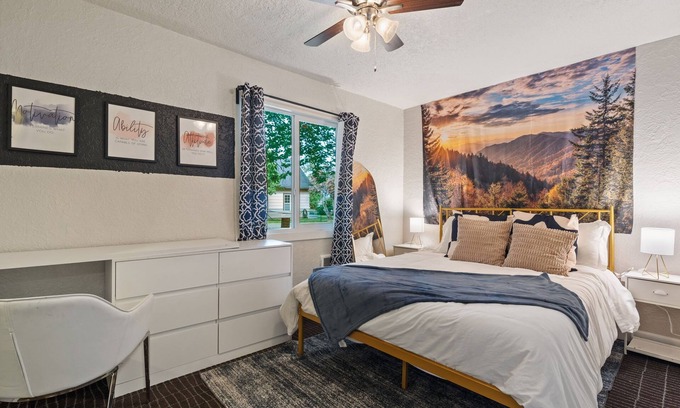 Fairview House | 17 minutes from pdx, large fenced yard, driveway parking.