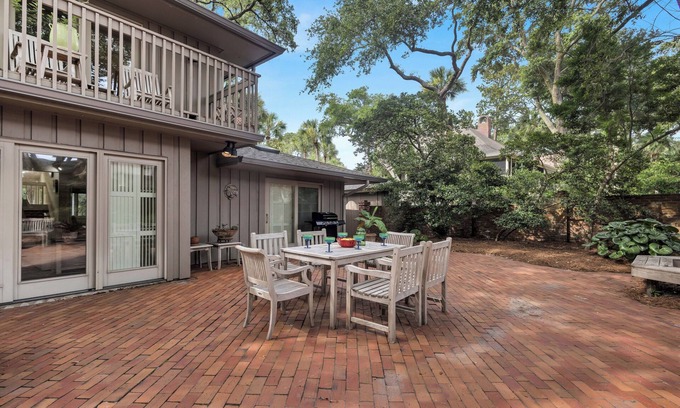 Beach Lagoon House | 18 East Beach Lagoon @ Sea Pines | Steps to Beach | Lush Backyard