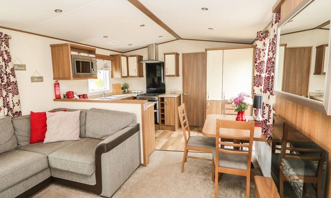 Haveringland Cottage | 18 LAKE VIEW, with a garden in Cawston