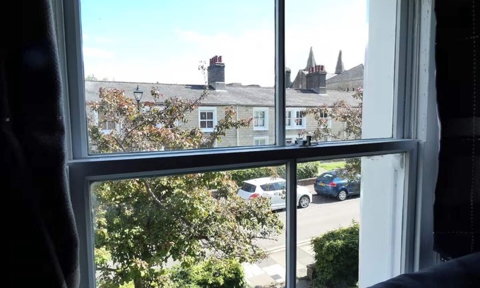 Swindon Apartment | 1840's Converted Railway Cottage